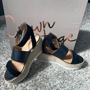 🛍️Crown Vintage Black Wedge Sandals🛍️ women’s size 7